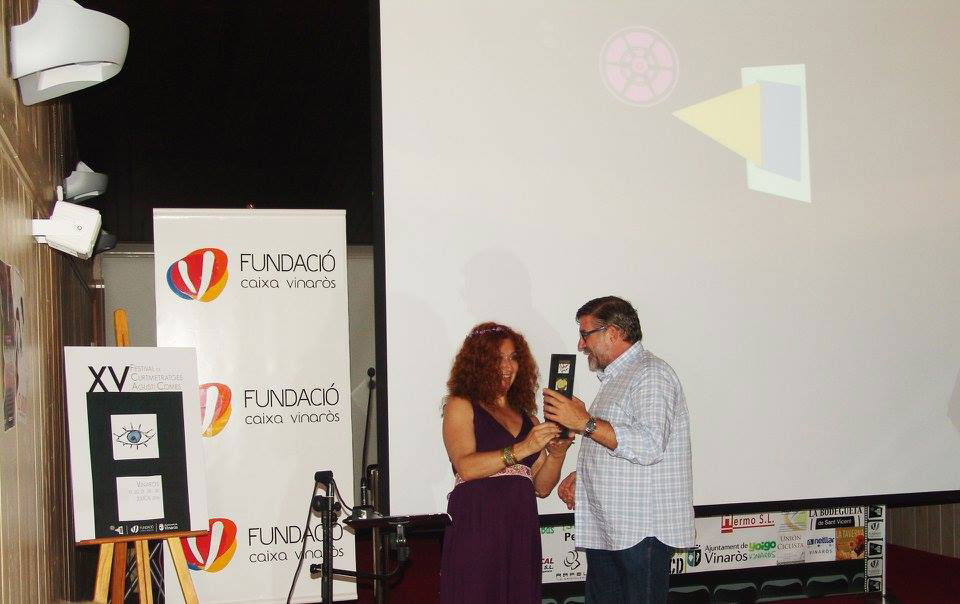 Chiqui Fernández recogiendo el premio para El Abrazo