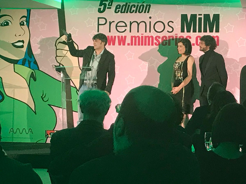 El actor Salva Reina recogiendo el premio a Mejor Actor de Comedia en los Premios MIM Series 2017