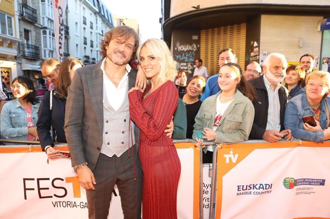 salva reina y maggie civantos alfombra naranja